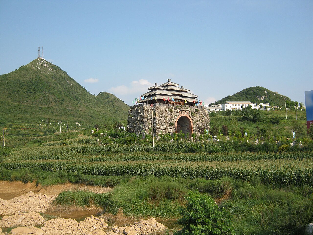 花溪河与坝上桥,远处是麟山