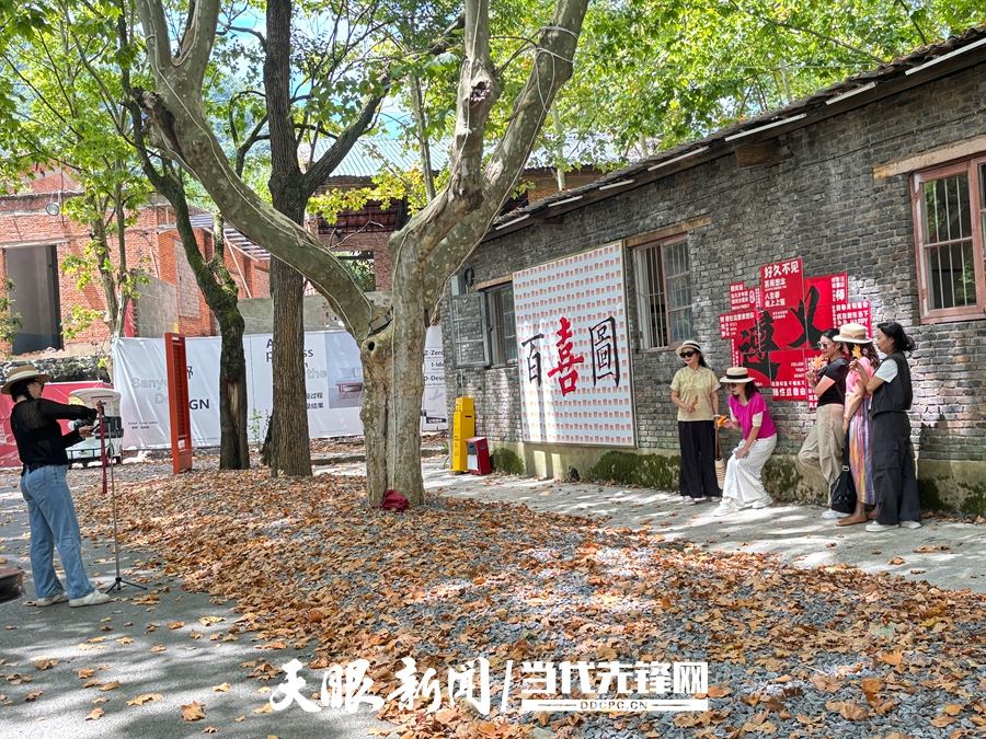 参观者在贵阳三线建设博物馆的潜望镜生产大楼前，原新添光学仪器厂旧址