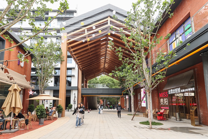 小河经开区黄河路景观,红砖老厂房与商品房的代际对比