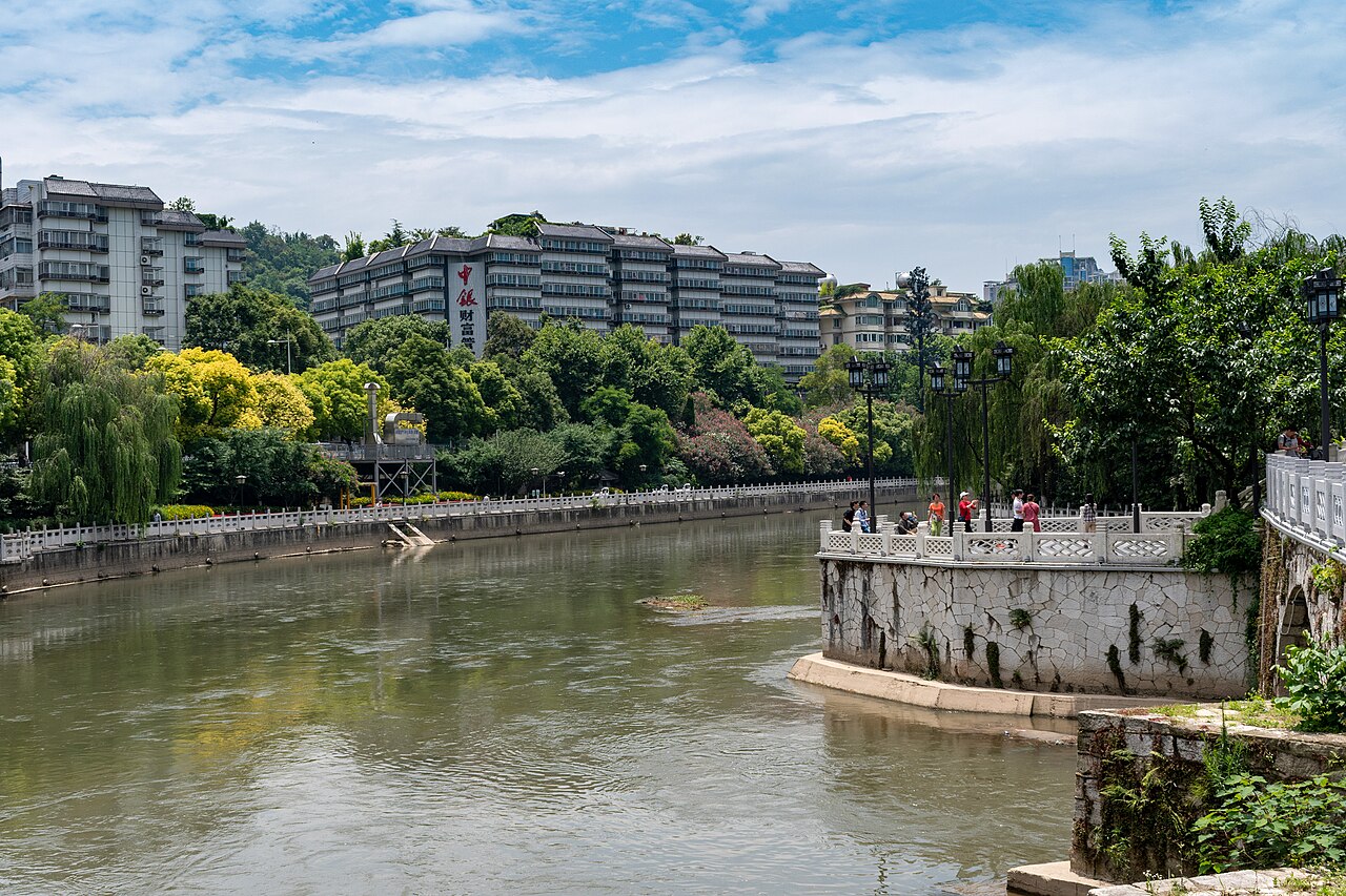 南明河甲秀楼段的滨河步道与河岸