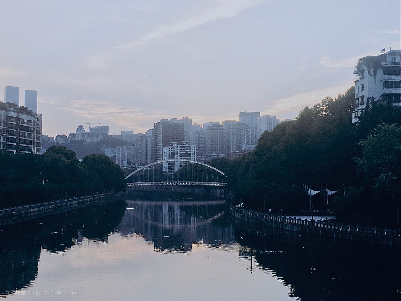 贵阳南明河与城市天际线,白色拱桥横跨河面