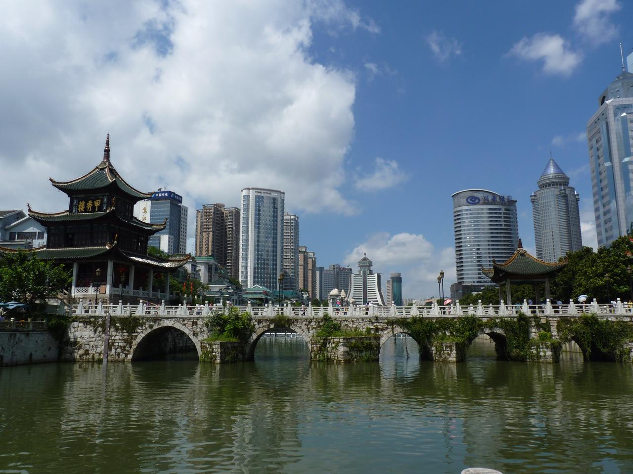 甲秀楼与南明河的全景关系,图中可见浮玉桥、鳌矶石和南明河