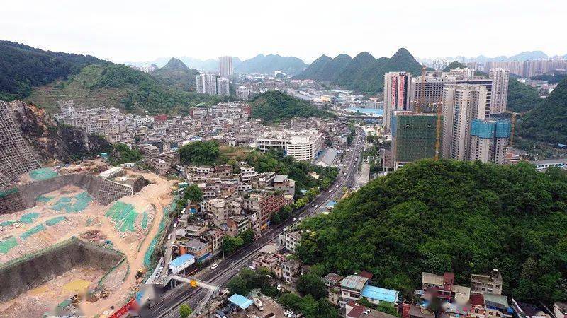 从高处俯瞰二戈寨铁路枢纽，密集的铁轨和调车场显示其作为西南枢纽的功能