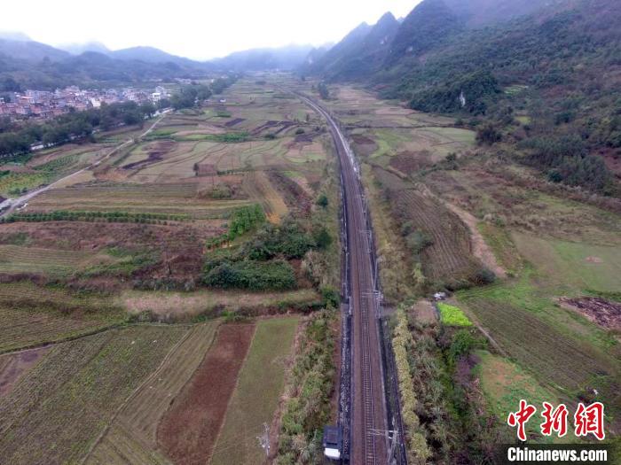 新黔桂线电气化铁路列车通过喀斯特山区
