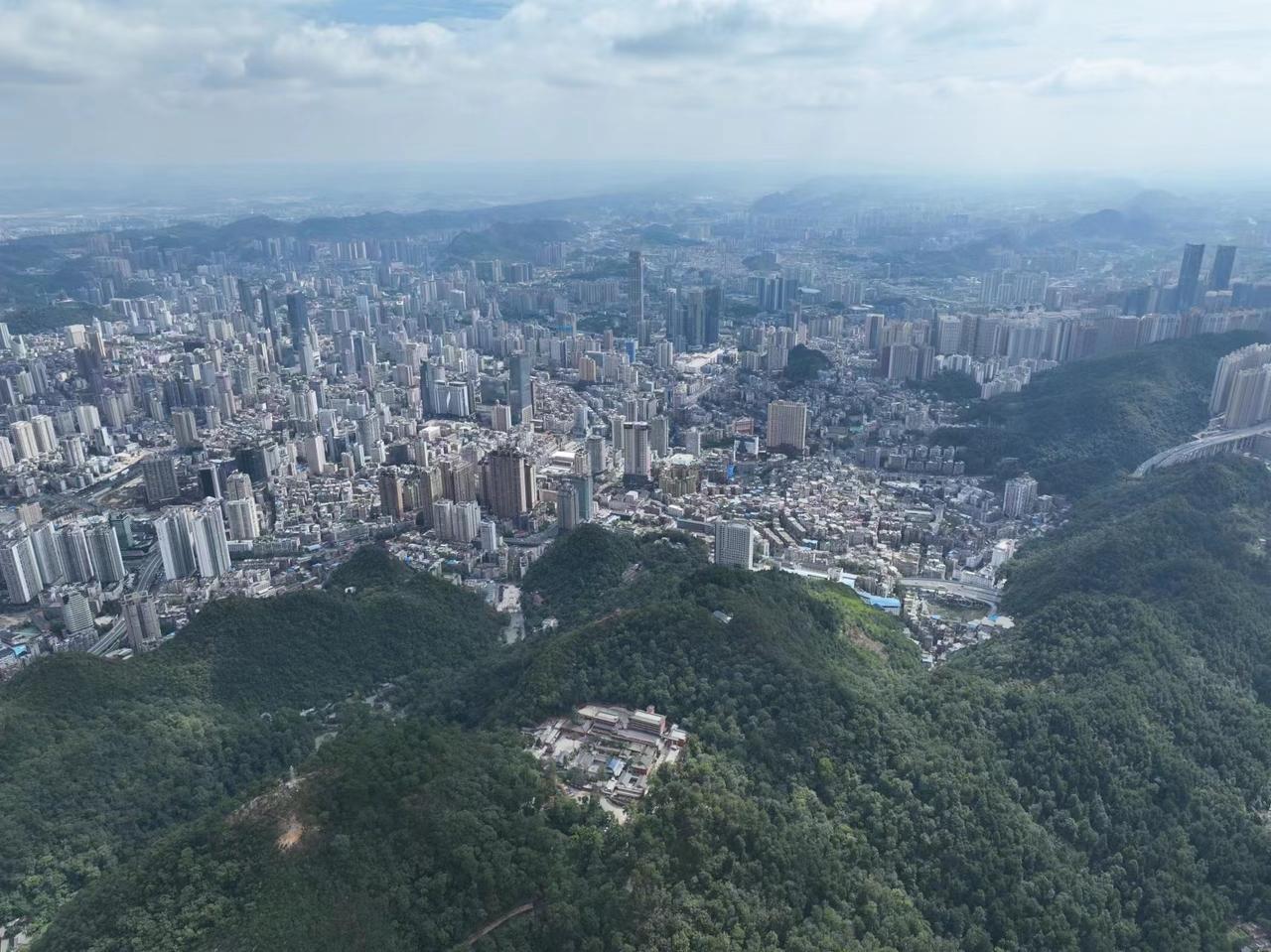 黔灵山公园南门入口，背景为黔灵山主峰