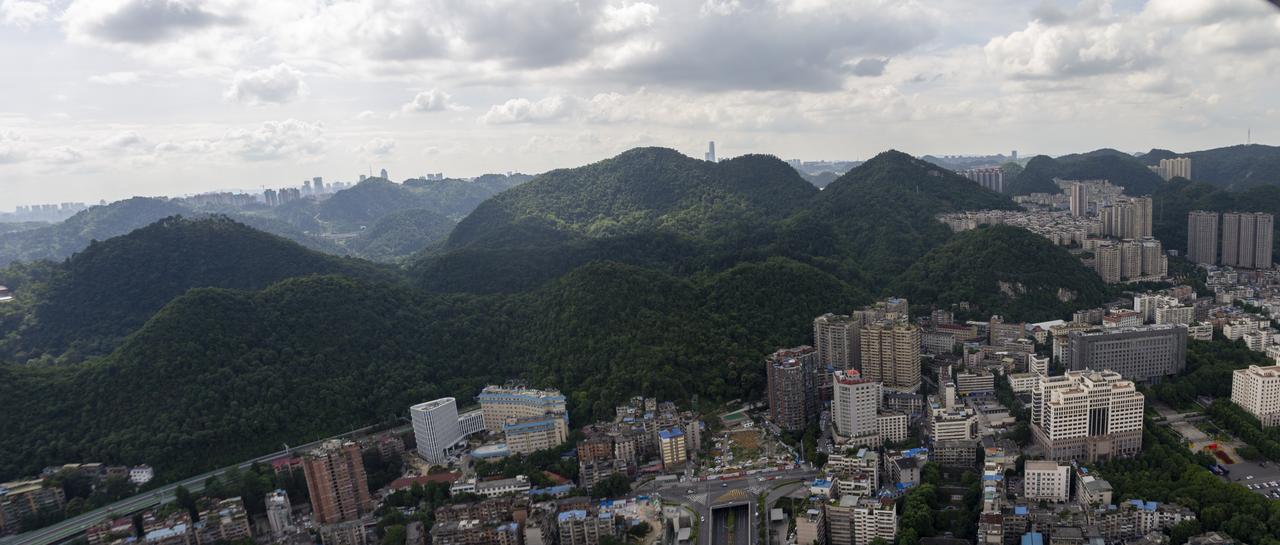 从瞰筑亭俯瞰贵阳城区，喀斯特盆地的城市轮廓一览无余