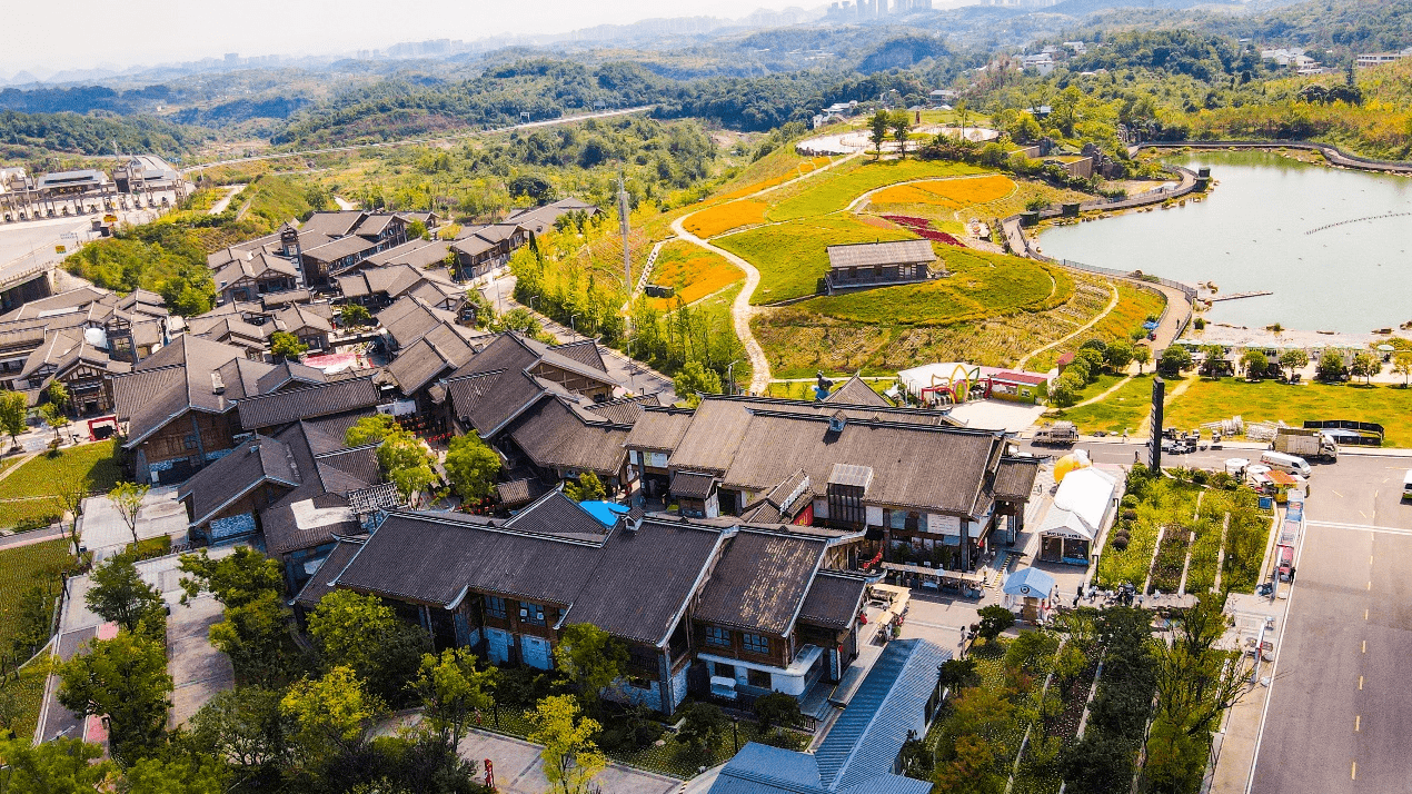 天河潭奥特莱斯街区依山势而建,中庭保留天然溪流作为景观轴