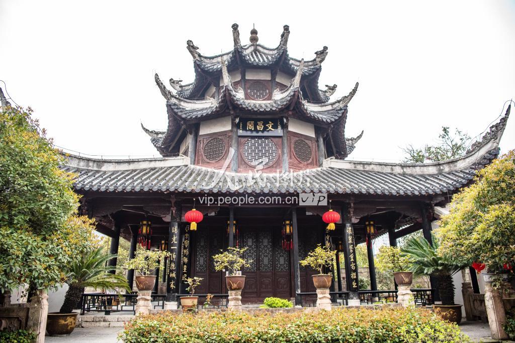 文昌阁远景与周边贵阳老城民居的尺度对比