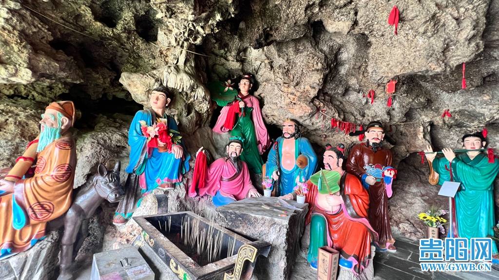 八仙洞内的八仙彩绘雕像，背景为天然岩壁