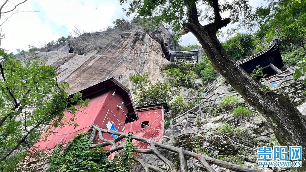 仙人洞的殿阁从悬崖岩洞中露出，岩体与建筑融为一体