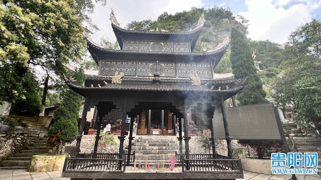 三清殿建在悬崖边的平台上，建筑后墙就是天然岩壁