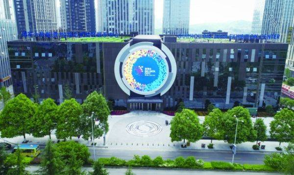 展示中心外墙的"数据之眼"圆形LED屏，由208块屏幕组成