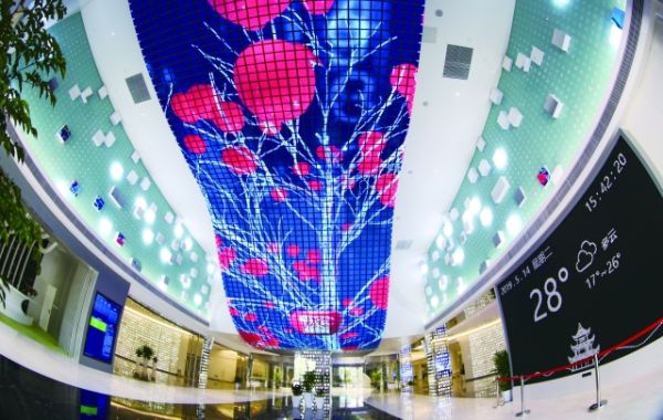 展示中心大厅内部33根高18米的LED立柱阵列，投射数据流动影像