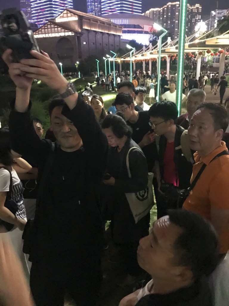 白宫前广场上跳舞的人群，背景灯火通明的欧式建筑