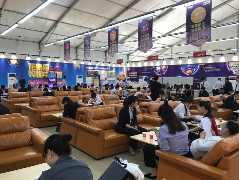 花果园一期地下一层商业空间，菜店和美发会所并置