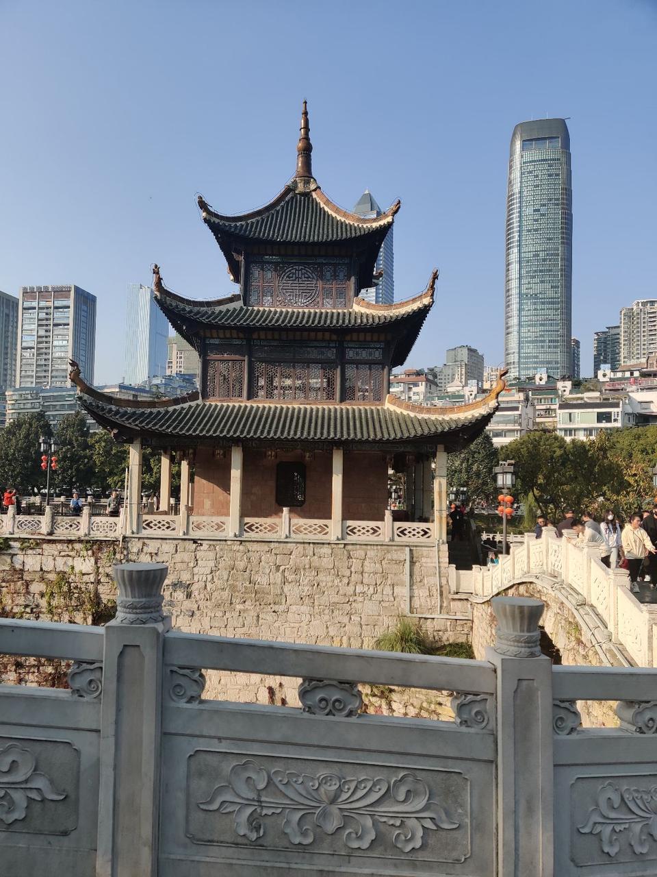 甲秀楼近景，可见三层收进、白石柱托檐和绿色琉璃瓦顶