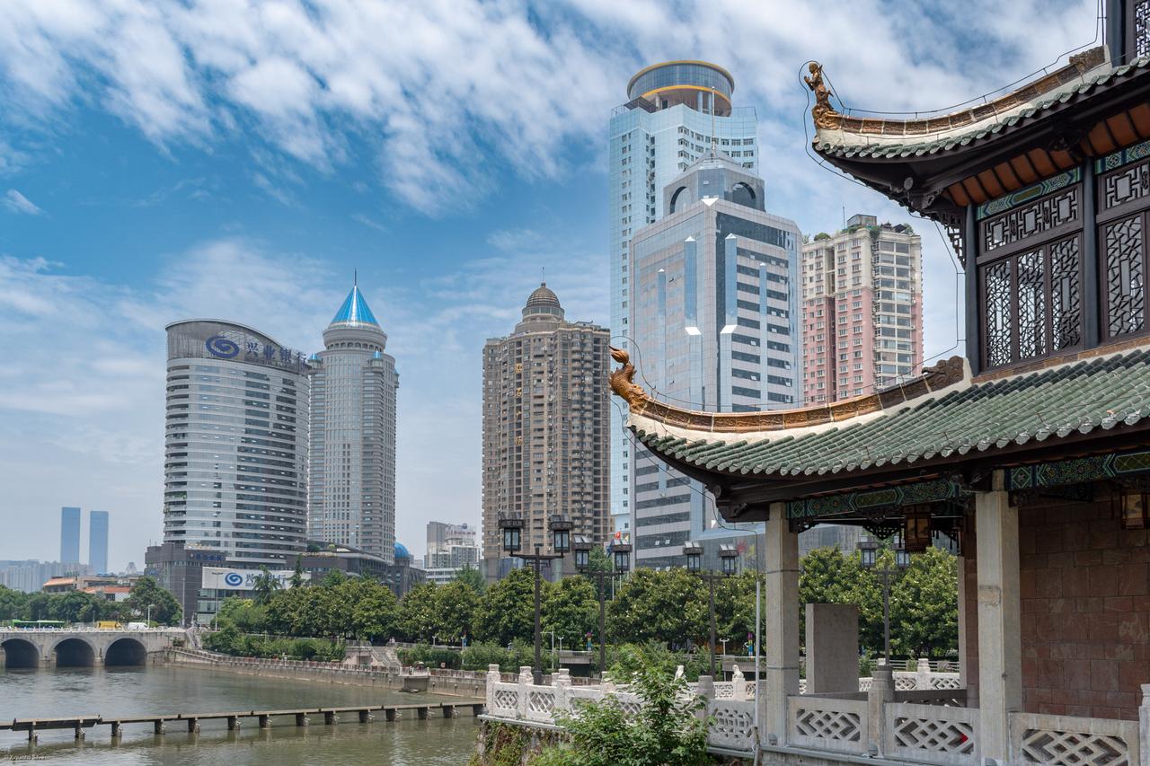 甲秀楼与南明河，远处是现代城市天际线，可看到河中岩石与浮玉桥的关系