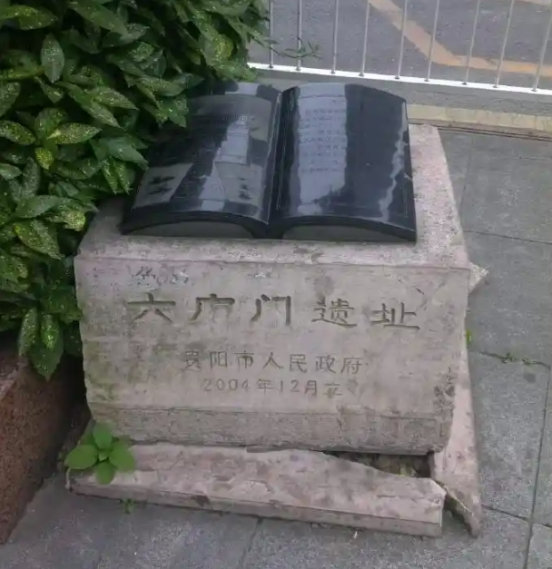 六广门复原模型：单孔城门，两侧石砌城墙，无月城