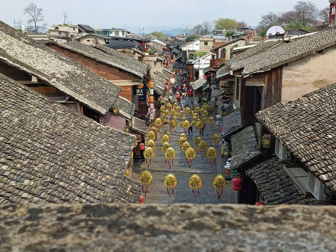 青岩古镇的定广门城楼，全部用方块青石垒成