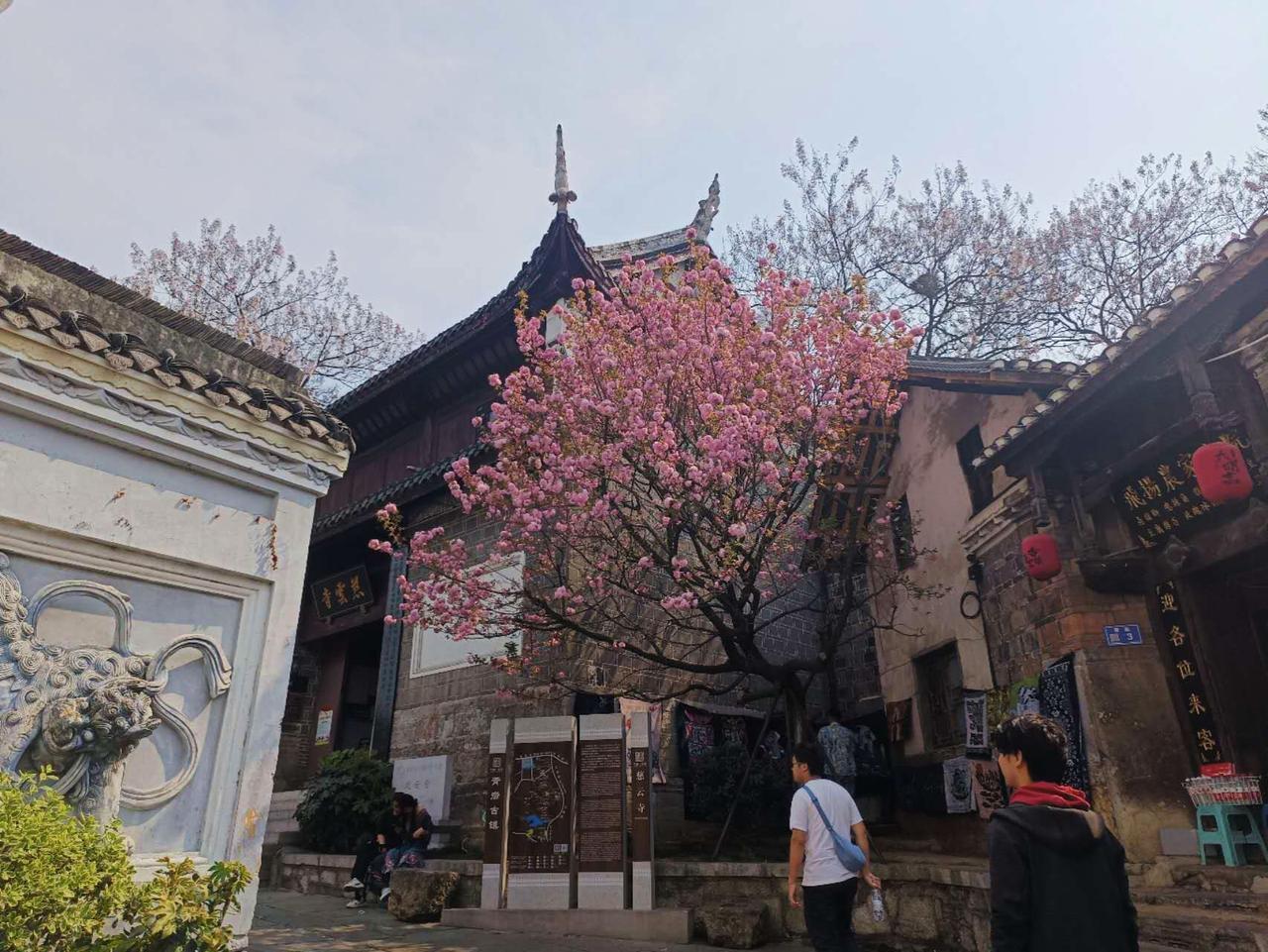 青岩古镇的城墙沿山势延伸