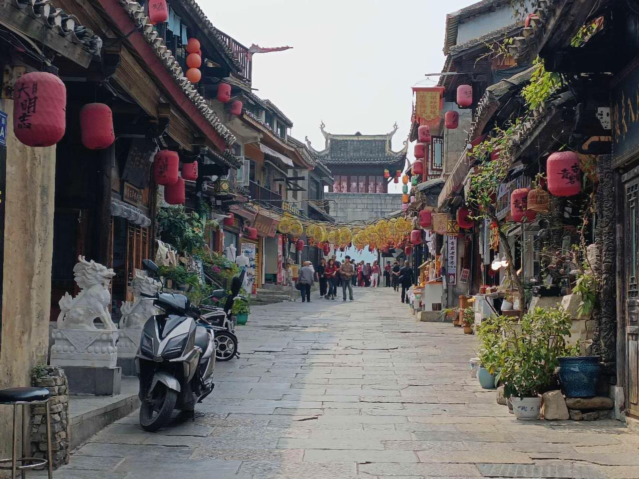 青岩古镇的赵以炯状元故居，两进四合院歇山式建筑