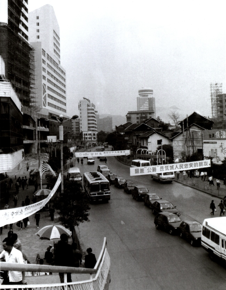 1995年大西门路口,可见人行天桥和周边商业建筑
