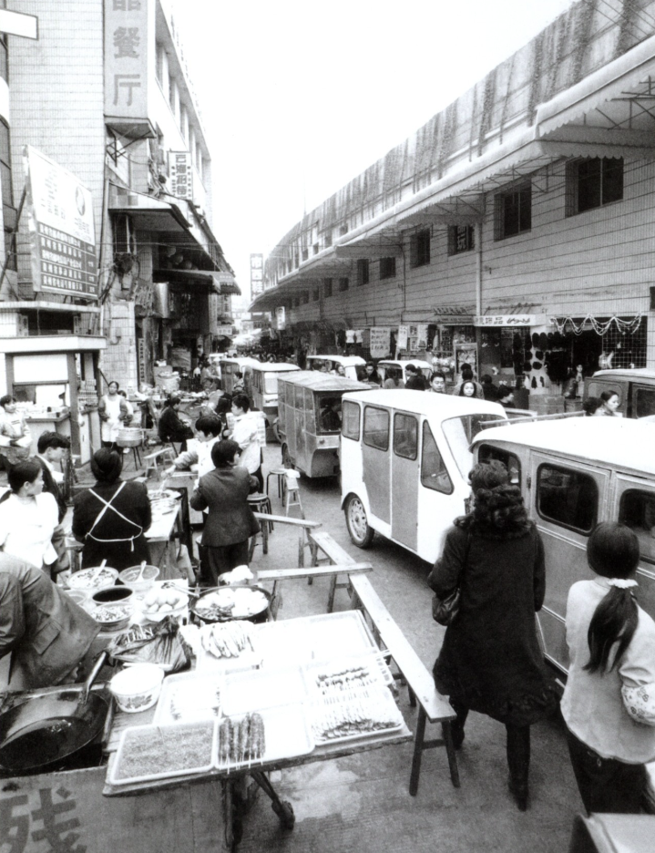 1998年市西路口,可见密集的商铺和熙攘的人流