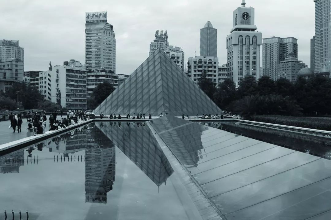 北广场原有的花坛钟和喷泉设施，1999 年扩建时的标志性景观