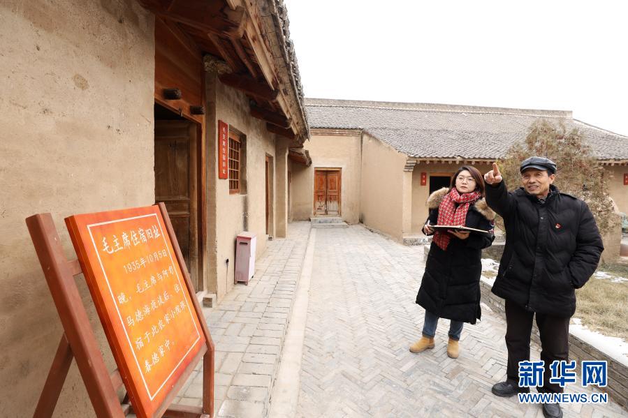 陕义堂清真寺门板上的弹孔，从内侧看呈喇叭形崩口