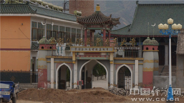 陕义堂清真寺入口，灰砖布瓦的中国传统建筑风格