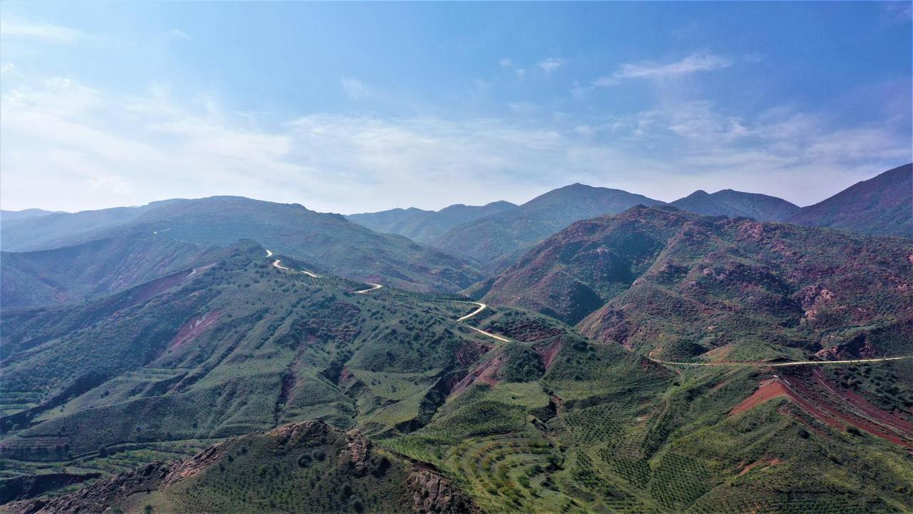 山坡上退耕地与耕地的清晰分界线