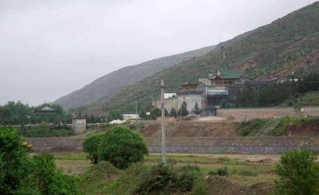 二十里铺拱北门前的砖坊与歇山顶门厅