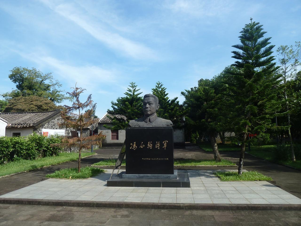 冯白驹故居庭院：铜像与正屋同框