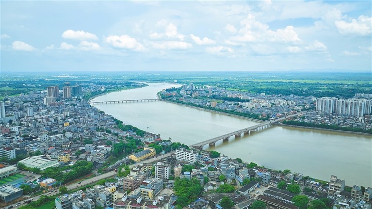 南渡江两岸航拍，琼州大桥连接新旧城区