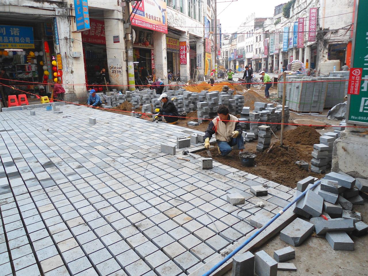博爱路与文明路交叉口附近的骑楼街景