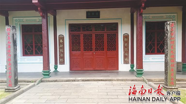 奎星楼正面：绿瓦红廊的两层砖木建筑