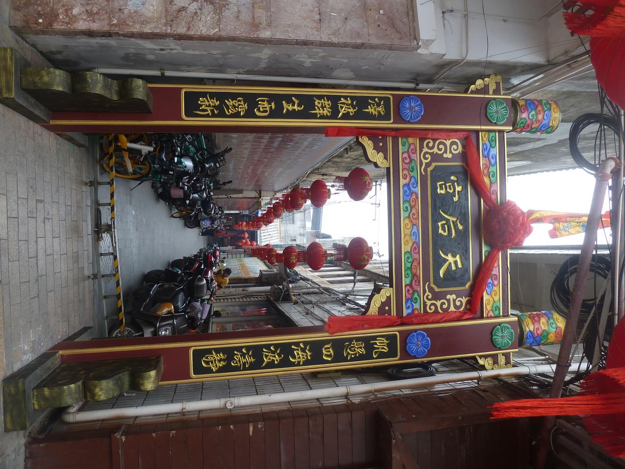 天后宫正殿供奉的妈祖神像与匾额
