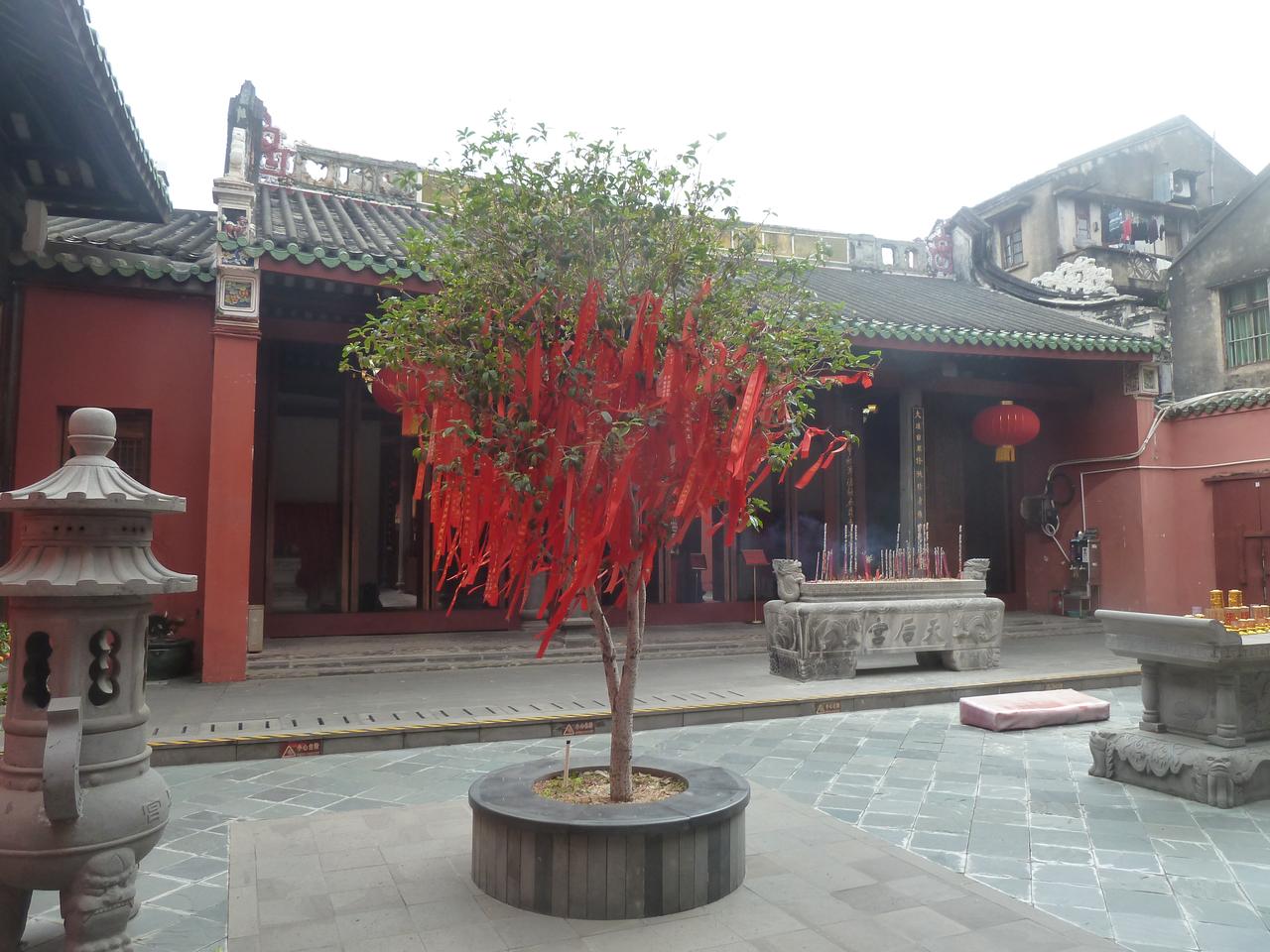 天后宫正殿庭院，可见抬梁式木构架和青灰瓦顶