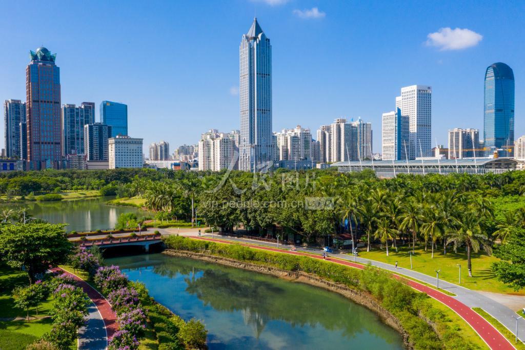 万绿园鸟瞰：绿色楔入城市与海湾之间