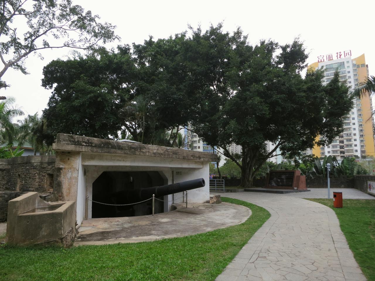 秀英炮台全景：炮池与周边城市环境