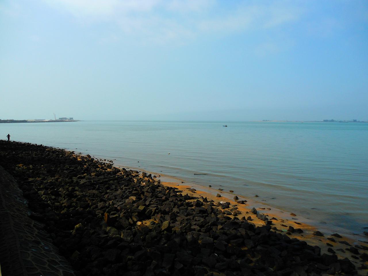 海口湾从万绿园方向远眺：天际线与水面