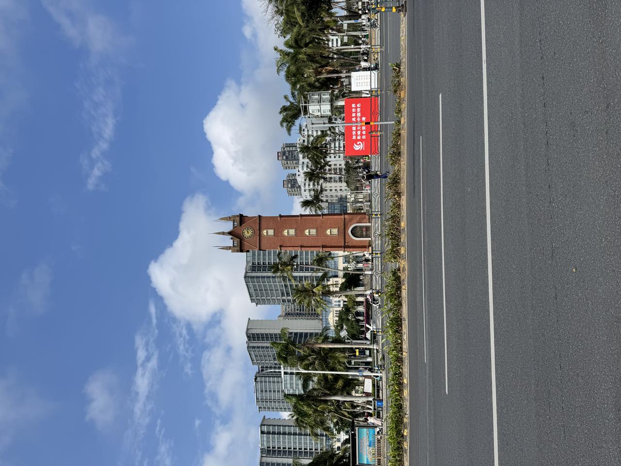 海口钟楼侧视角