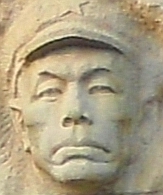 人民公园内冯白驹将军塑像，与革命烈士纪念碑构成"个人与集体"并置