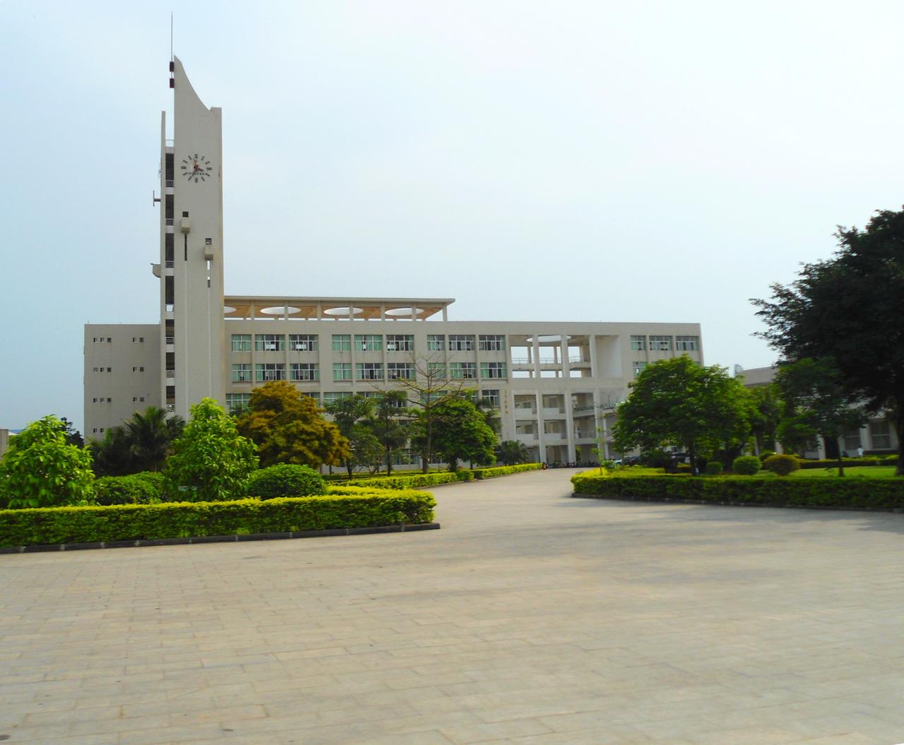 海南大学海甸校区钟楼与校园林荫道