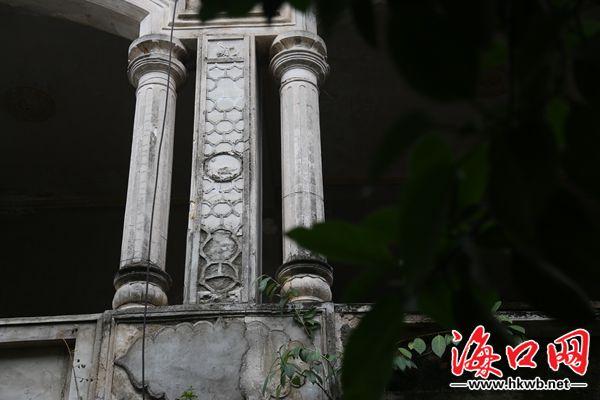 何家大院内的罗马柱与彩色玻璃