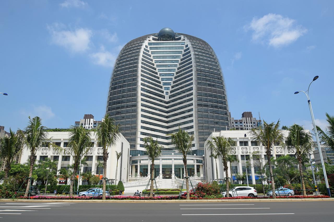 新海航大厦正面：梭形塔楼与退台轮廓