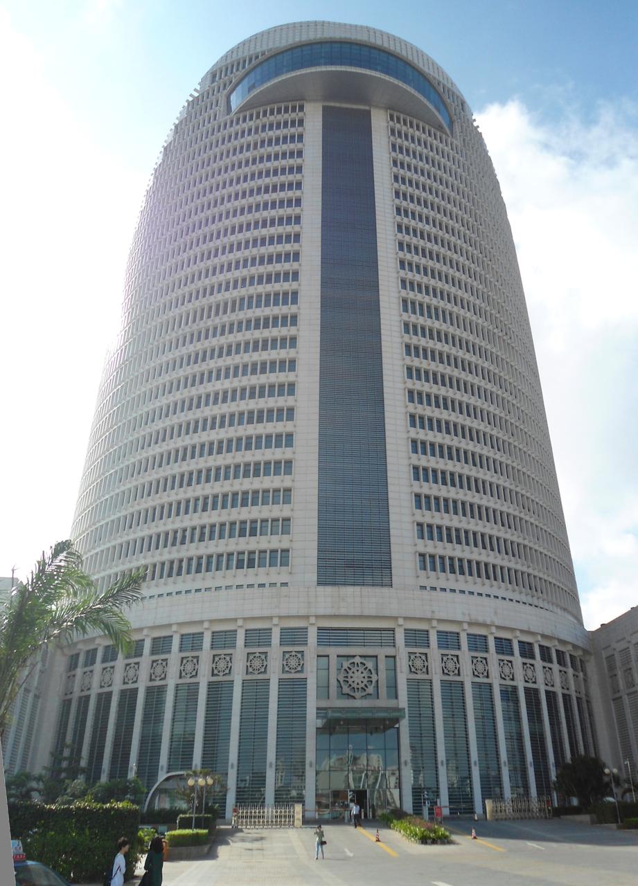 海航大厦背面：平直北面与塔楼整体形态