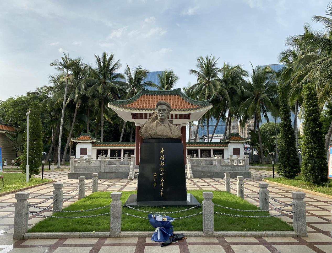 李硕勋烈士花岗岩雕像与基座题字