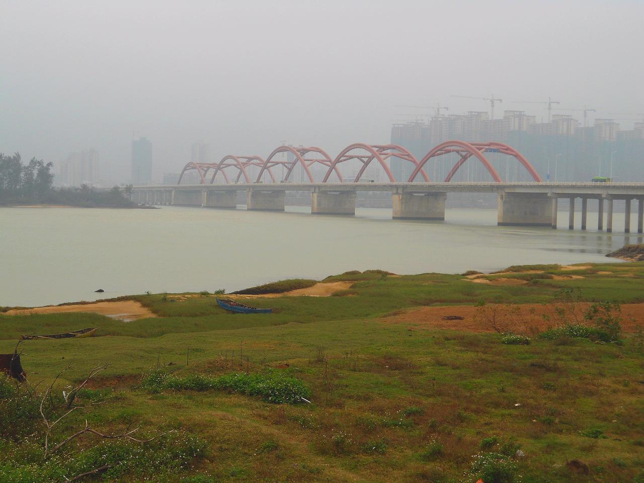 南渡江海口段：琼州大桥附近的江面与两岸