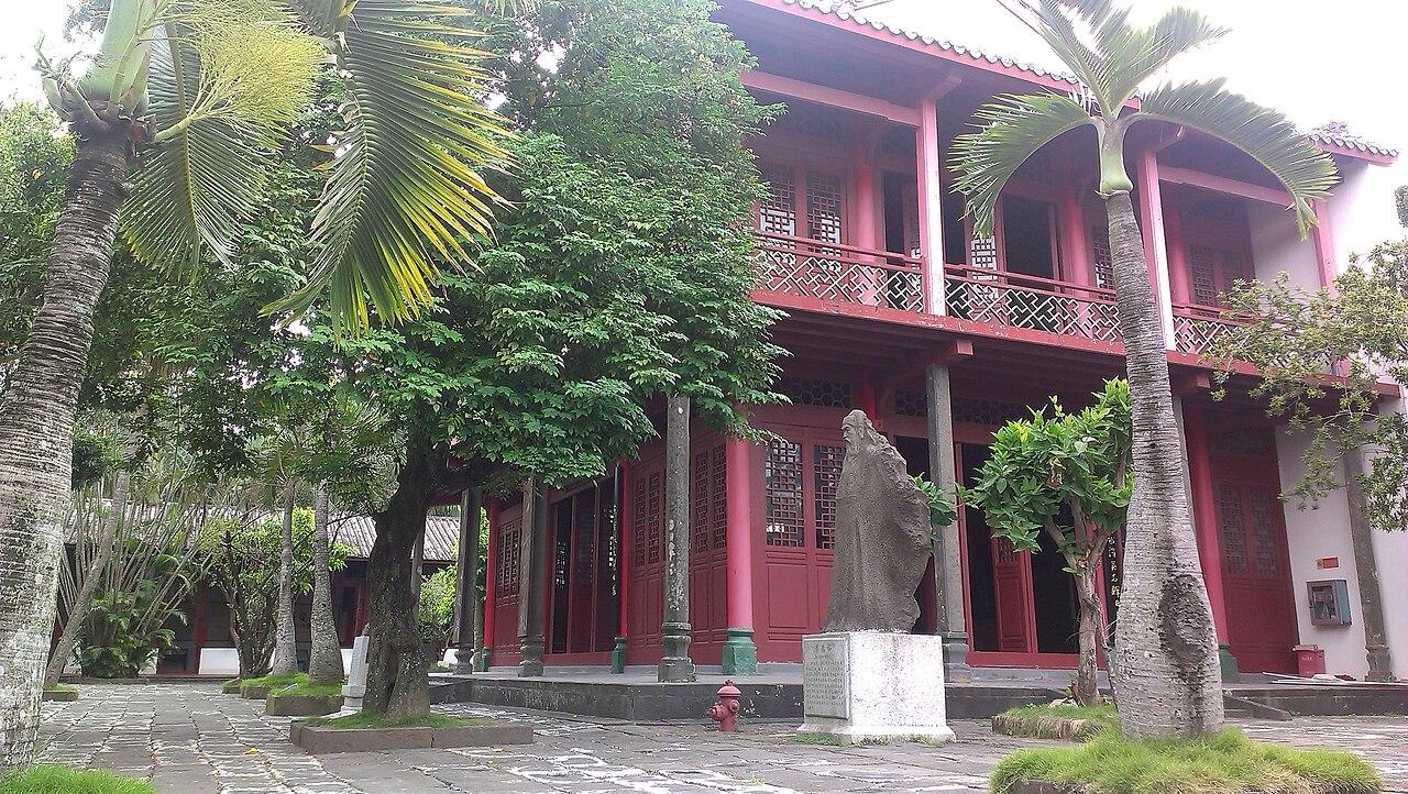 五公祠园林景观:红墙绿瓦与热带植物